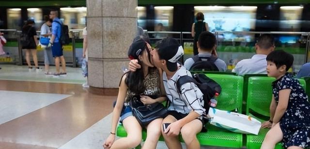 男子袒胸露肉亲女孩一口被要求道歉,公共场合的界限与尊重 男子袒胸露肉亲女孩一口被要求道歉,公共场合的界限与尊重